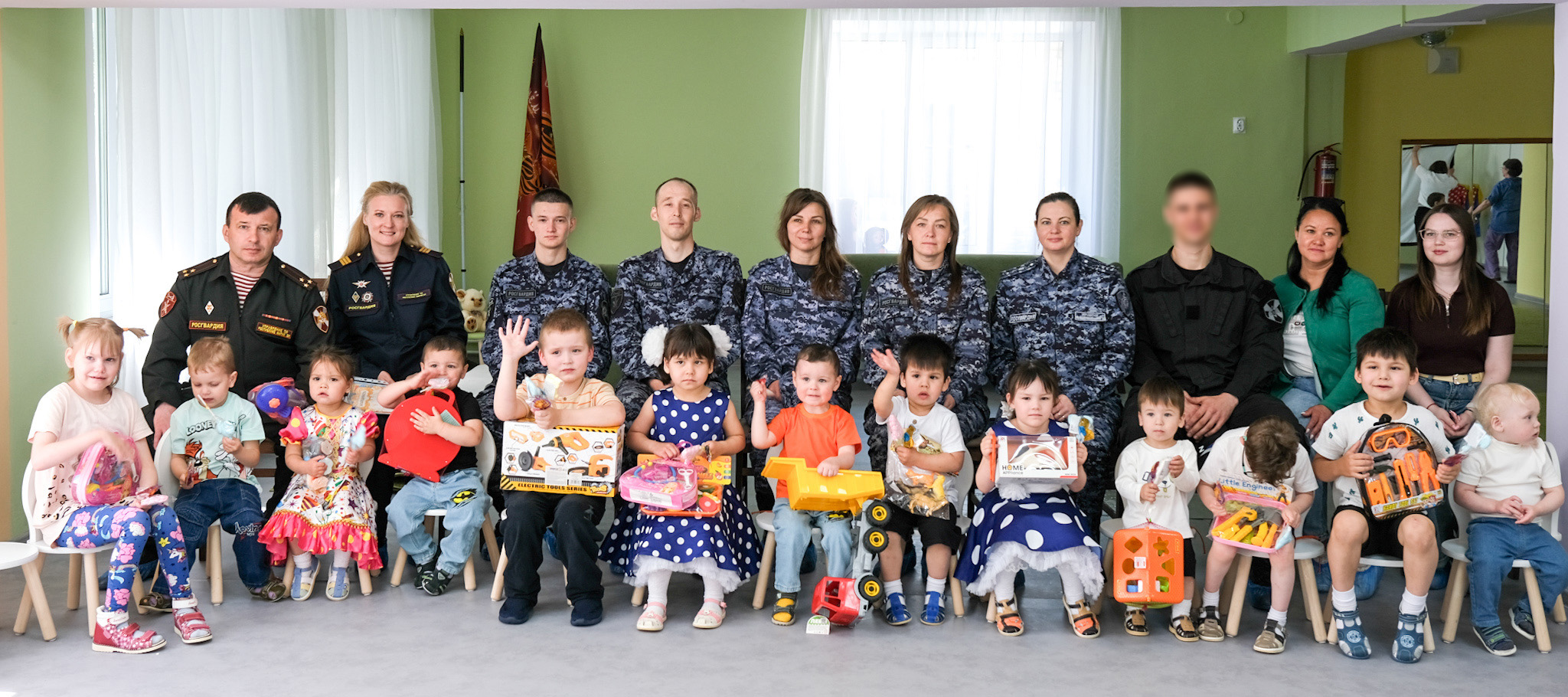 Росгвардейцы подарили праздник воспитанникам «Дома ребенка» в Йошкар-Оле