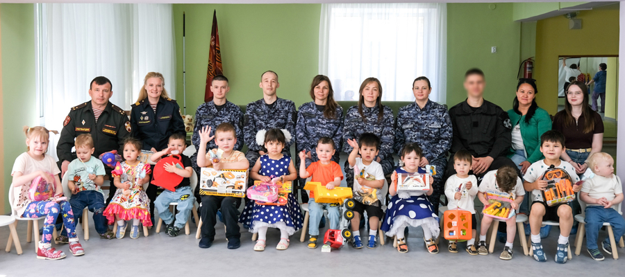 Росгвардейцы подарили праздник воспитанникам «Дома ребенка» в Йошкар-Оле (видео)