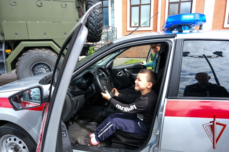 В Марий Эл росгвардейцы рассказали горожанам о службе и обучении в ведомственных вузах на празднике молодежи (видео)
