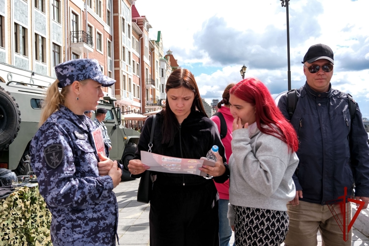 В Марий Эл росгвардейцы рассказали горожанам о службе и обучении в ведомственных вузах на празднике молодежи (видео)