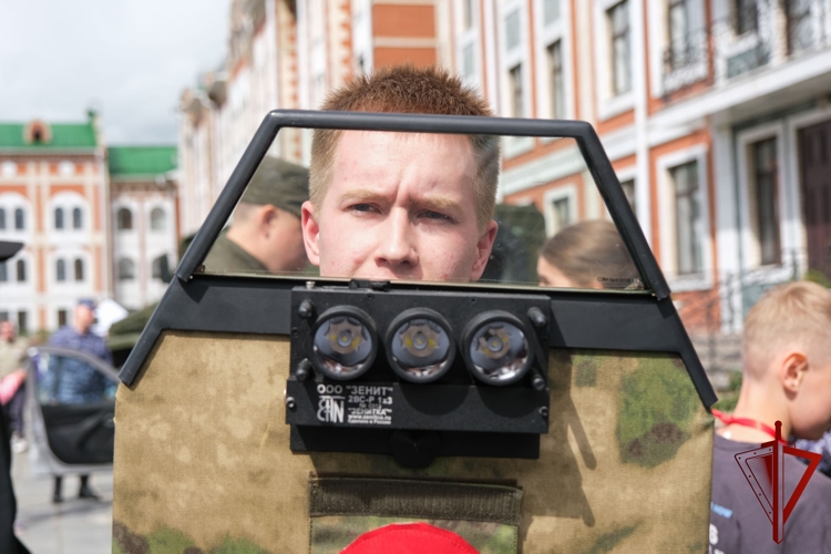 В Марий Эл росгвардейцы рассказали горожанам о службе и обучении в ведомственных вузах на празднике молодежи (видео)