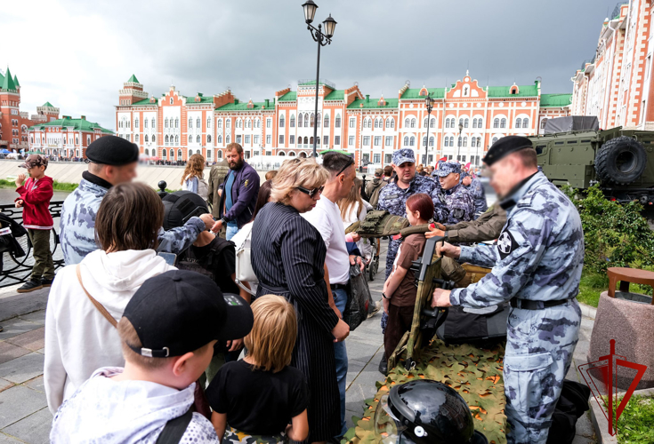 В Марий Эл росгвардейцы рассказали горожанам о службе и обучении в ведомственных вузах на празднике молодежи (видео)