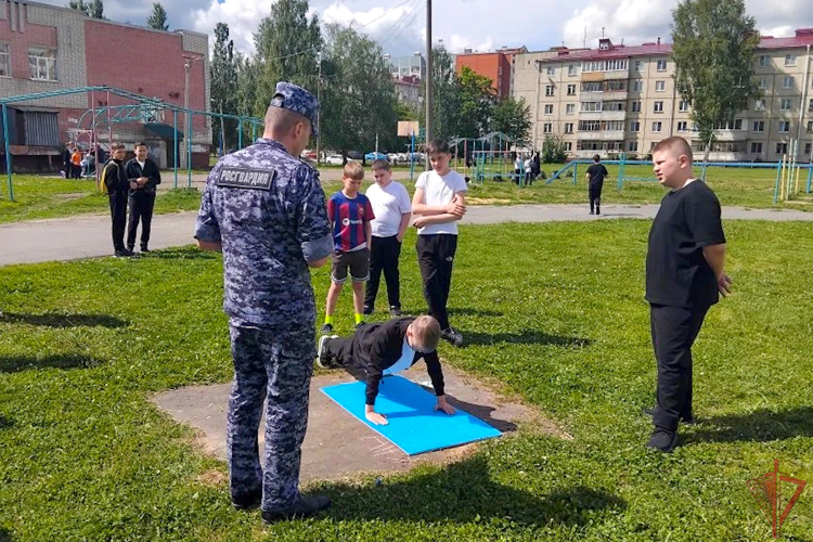 Росгвардейцы в Йошкар-Оле провели набор школьников в подшефный кадетский класс 