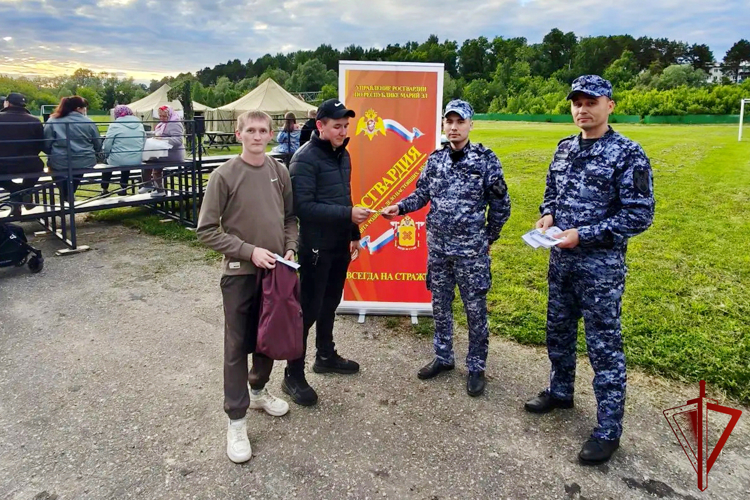 В п. Новый Торъял сотрудники вневедомственной охраны Росгвардии провели информационно-агитационное мероприятие 