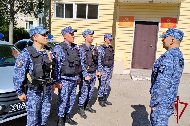 В праздничные дни экипажи вневедомственной охраны Росгвардии в Марий Эл несли службу с лентами триколор