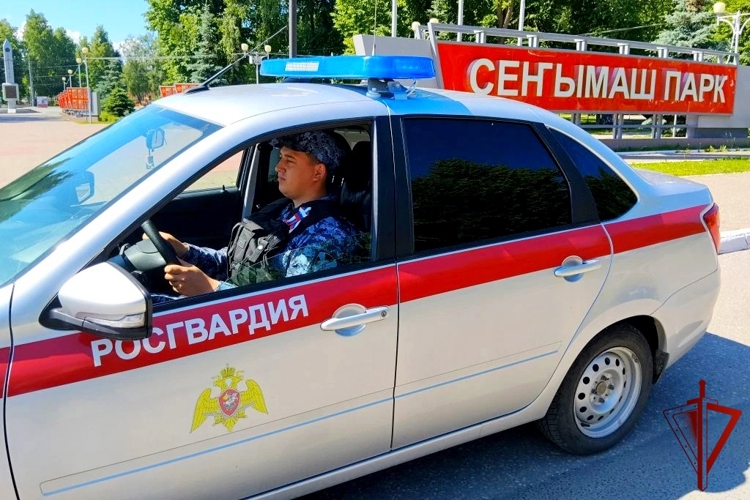 В праздничные дни экипажи вневедомственной охраны Росгвардии в Марий Эл несли службу с лентами триколор