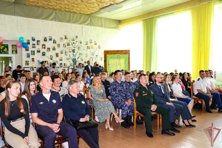 В День защиты детей росгвардейцы Марий Эл навестили воспитанников Люльпанского центра (видео)