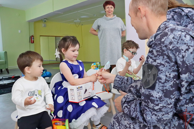 Росгвардейцы подарили праздник воспитанникам «Дома ребенка» в Йошкар-Оле (видео)