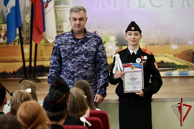 В Йошкар-Оле офицер Росгвардии поздравил выпускников подшефного класса с получением аттестатов