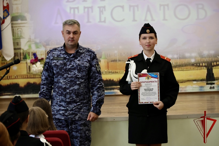 В Йошкар-Оле офицер Росгвардии поздравил выпускников подшефного класса с получением аттестатов