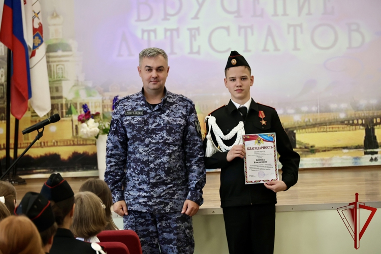 В Йошкар-Оле офицер Росгвардии поздравил выпускников подшефного класса с получением аттестатов