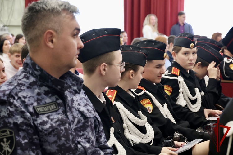 В Йошкар-Оле офицер Росгвардии поздравил выпускников подшефного класса с получением аттестатов
