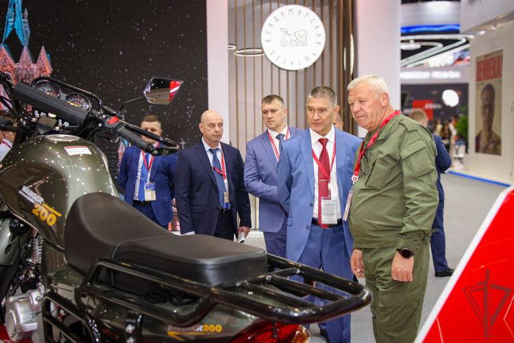 Заместитель директора Росгвардии генерал-полковник Юрий Аверин принял участие в XXIX Петербургском международном экономическом форуме