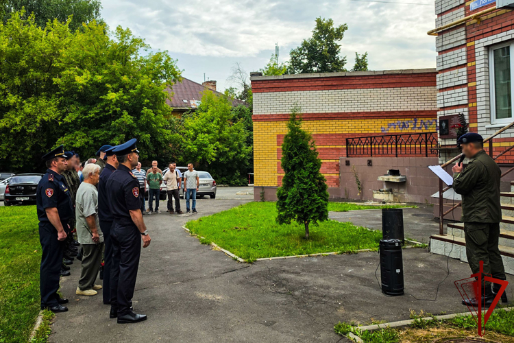 В Йошкар-Оле руководство и сотрудники регионального управления Росгвардии почтили память героя, погибшего при исполнении служебного долга