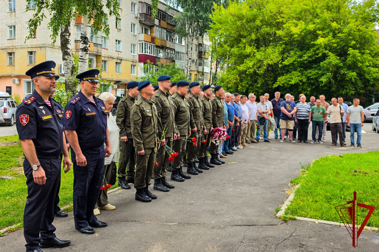 В Йошкар-Оле руководство и сотрудники регионального управления Росгвардии почтили память героя, погибшего при исполнении служебного долга