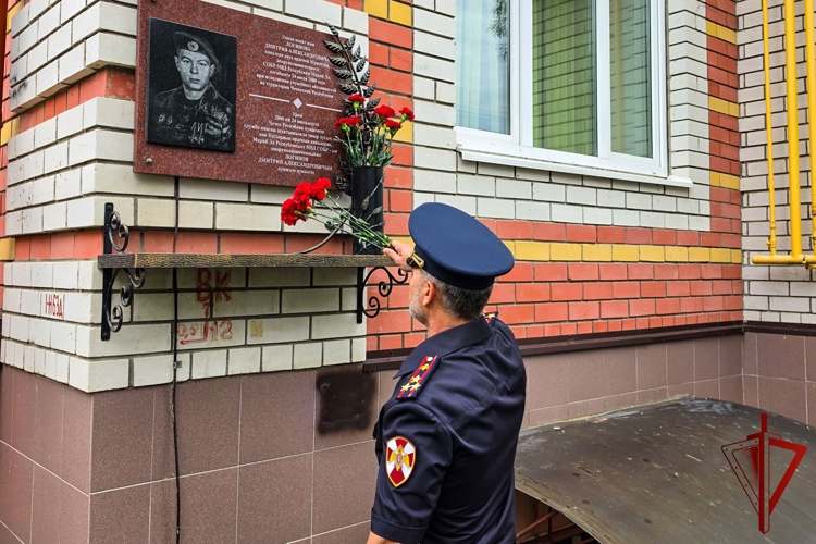 В Йошкар-Оле руководство и сотрудники регионального управления Росгвардии почтили память героя, погибшего при исполнении служебного долга