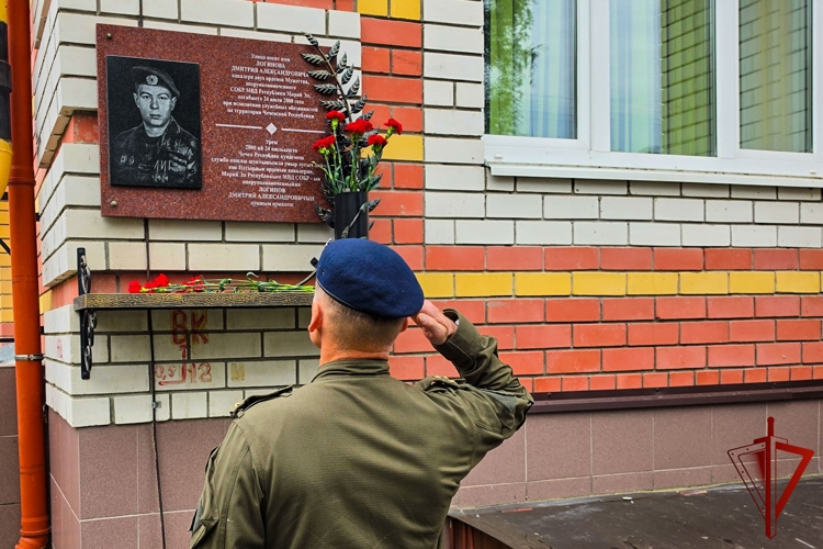 В Йошкар-Оле руководство и сотрудники регионального управления Росгвардии почтили память героя, погибшего при исполнении служебного долга