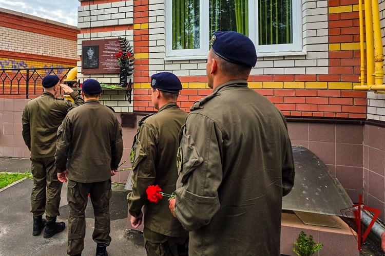 В Йошкар-Оле руководство и сотрудники регионального управления Росгвардии почтили память героя, погибшего при исполнении служебного долга