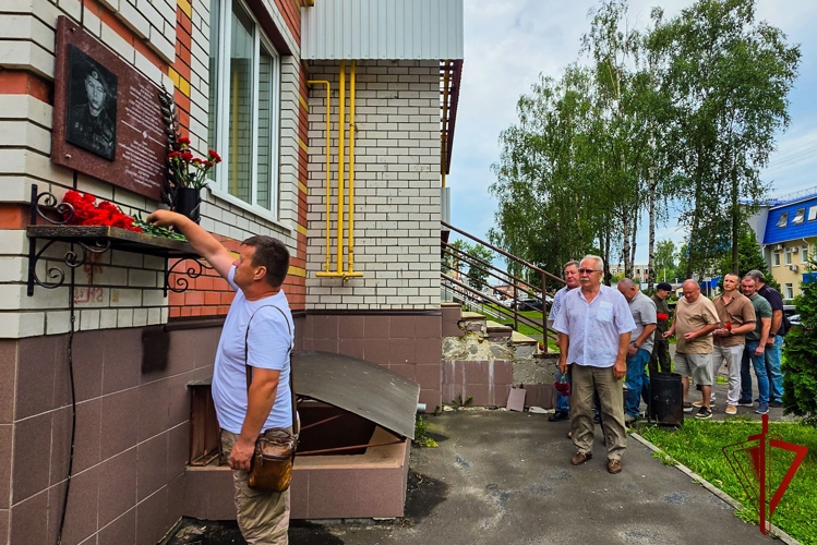 В Йошкар-Оле руководство и сотрудники регионального управления Росгвардии почтили память героя, погибшего при исполнении служебного долга