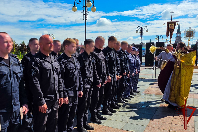 В Йошкар-Оле росгвардейцы приняли участие в торжествах, посвященных дню памяти небесного покровителя ведомства (видео)