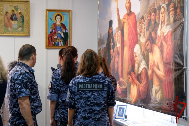 Сотрудники и военнослужащие Управления Росгвардии по Республике Марий Эл посетили выставку «Русь Святая Православная»