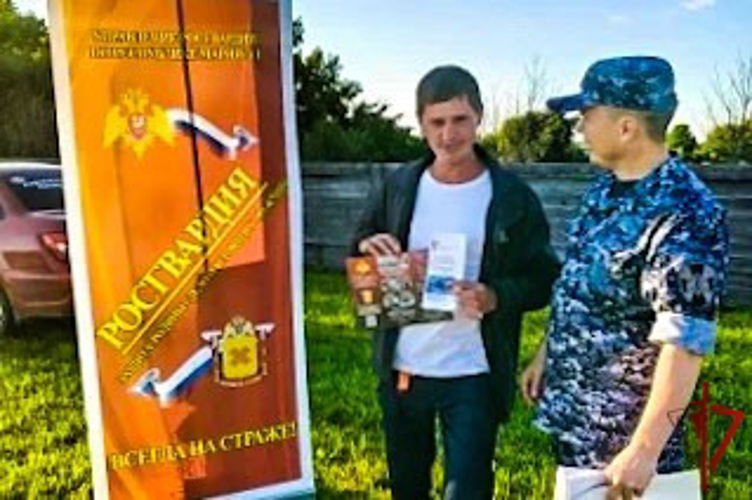 Сотрудники Росгвардии познакомили жителей Моркинского района с профессией защитника правопорядка