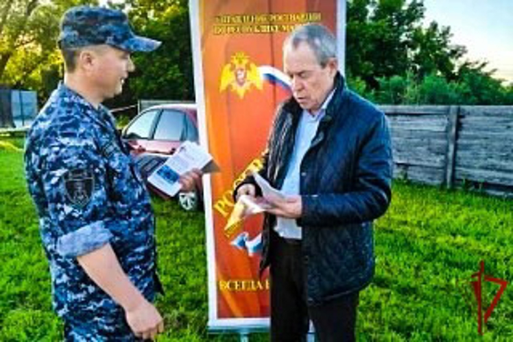 Сотрудники Росгвардии познакомили жителей Моркинского района с профессией защитника правопорядка