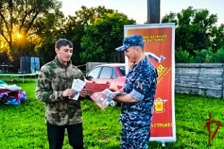 Сотрудники Росгвардии познакомили жителей Моркинского района с профессией защитника правопорядка