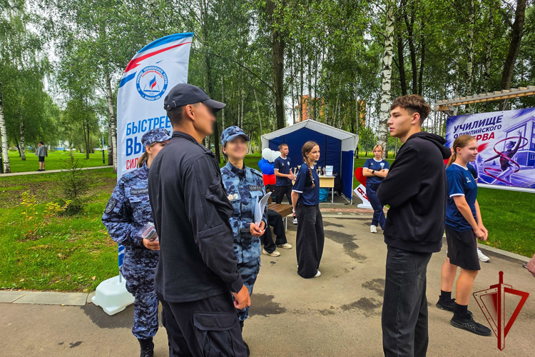 В День города Йошкар-Олы сотрудники Росгвардии провели агитационные встречи на всех центральных площадках столицы