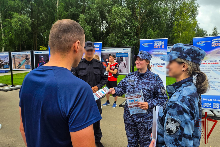 В День города Йошкар-Олы сотрудники Росгвардии провели агитационные встречи на всех центральных площадках столицы