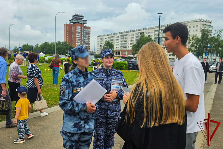 В День города Йошкар-Олы сотрудники Росгвардии провели агитационные встречи на всех центральных площадках столицы