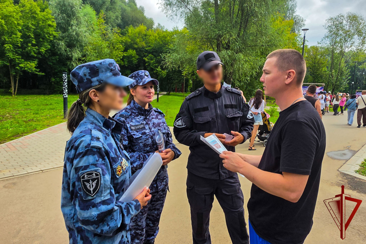 В День города Йошкар-Олы сотрудники Росгвардии провели агитационные встречи на всех центральных площадках столицы