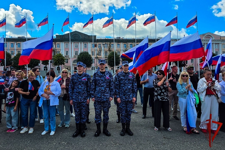 Начальник Управления Росгвардии по Республике Марий Эл принял участие в торжественном мероприятии, посвящённом Дню Государственного флага Российской Федерации