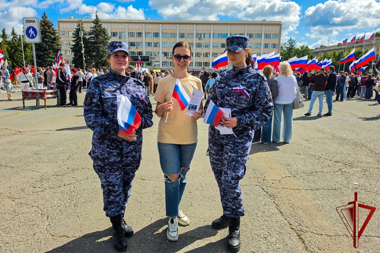 Росгвардейцы Марий Эл провели патриотическую акцию в День Государственного флага Российской Федерации