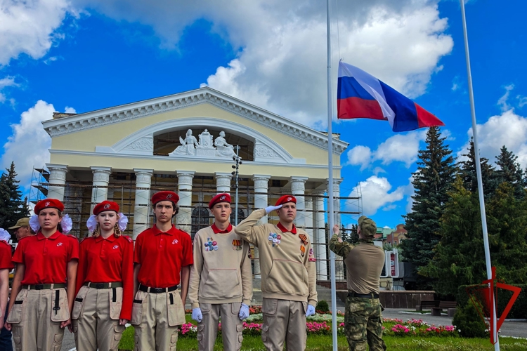 Начальник Управления Росгвардии по Республике Марий Эл принял участие в торжественном мероприятии, посвящённом Дню Государственного флага Российской Федерации