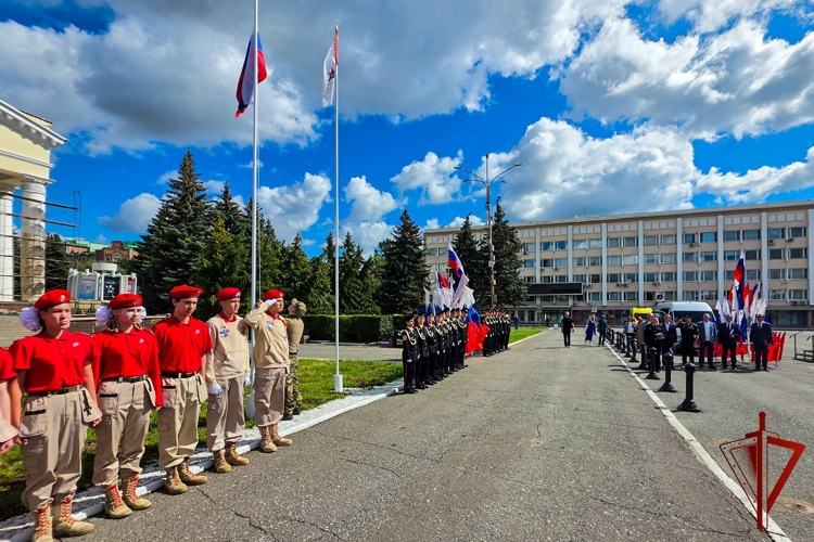 Начальник Управления Росгвардии по Республике Марий Эл принял участие в торжественном мероприятии, посвящённом Дню Государственного флага Российской Федерации