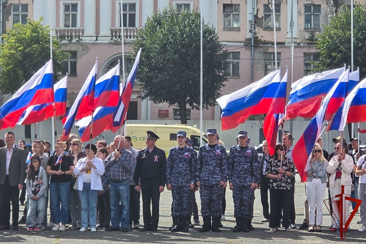 Начальник Управления Росгвардии по Республике Марий Эл принял участие в торжественном мероприятии, посвящённом Дню Государственного флага Российской Федерации