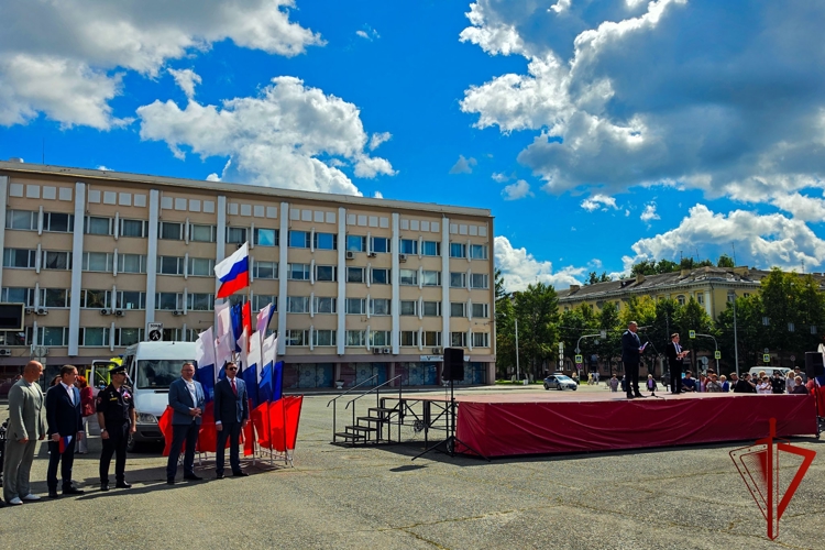 Начальник Управления Росгвардии по Республике Марий Эл принял участие в торжественном мероприятии, посвящённом Дню Государственного флага Российской Федерации