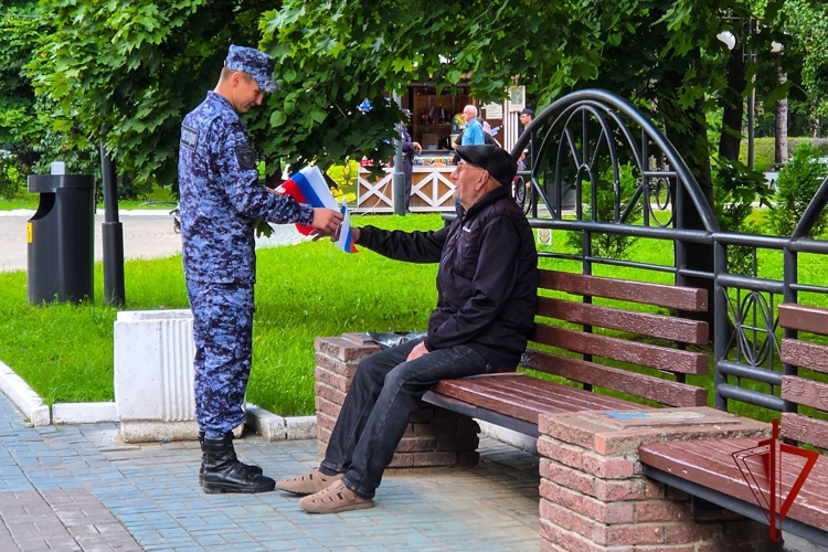 Росгвардейцы Марий Эл провели патриотическую акцию в День Государственного флага Российской Федерации