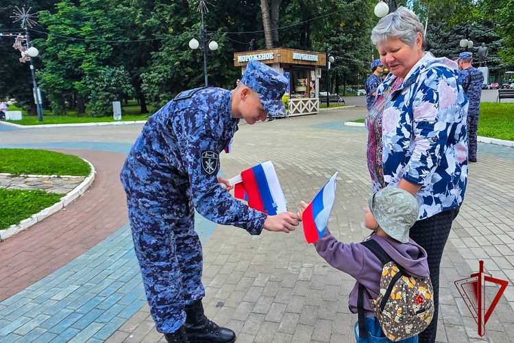 Росгвардейцы Марий Эл провели патриотическую акцию в День Государственного флага Российской Федерации