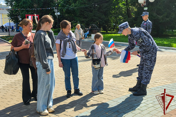 Росгвардейцы Марий Эл провели патриотическую акцию в День Государственного флага Российской Федерации