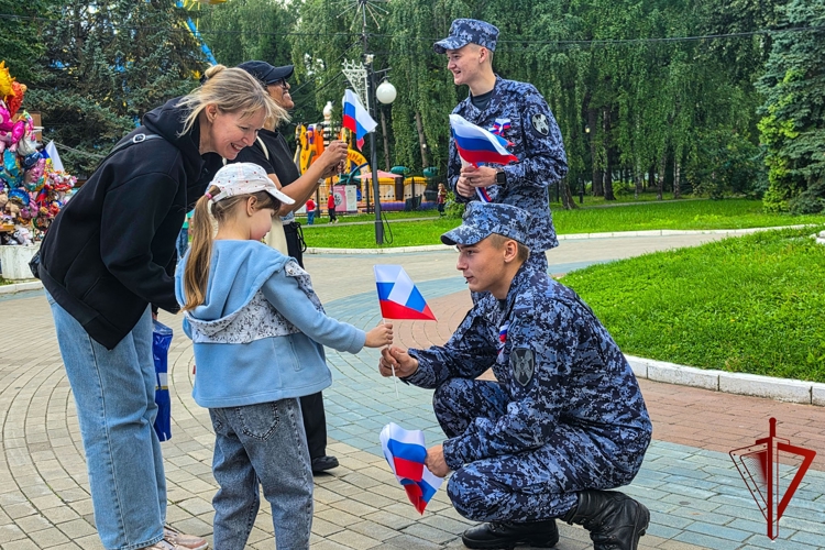 Росгвардейцы Марий Эл провели патриотическую акцию в День Государственного флага Российской Федерации