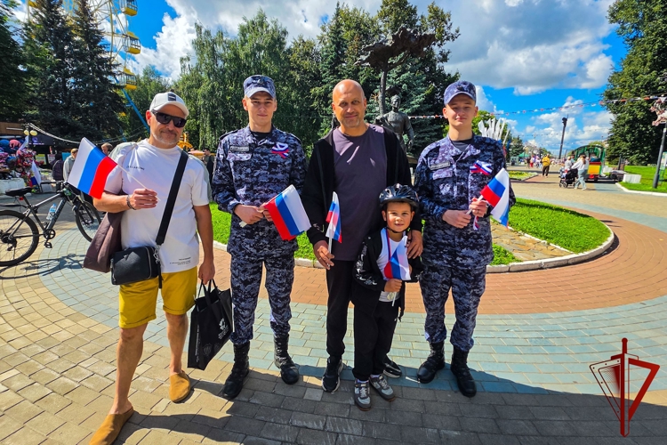 Росгвардейцы Марий Эл провели патриотическую акцию в День Государственного флага Российской Федерации