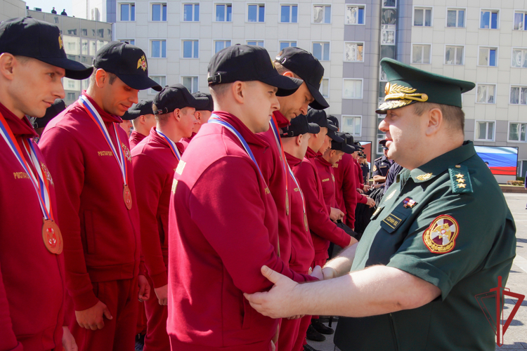 Заместитель директора Росгвардии генерал-полковник Василий Сонин поздравил победителей Всероссийского конкурса профессионального мастерства «Лучший по профессии» 