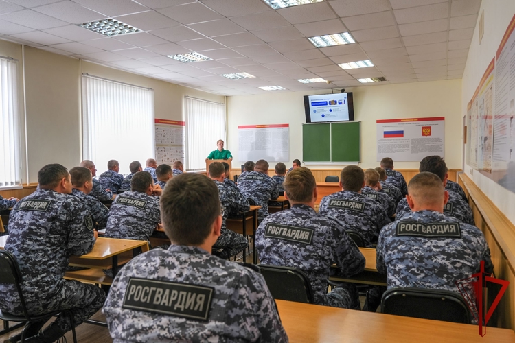 В Йошкар-Оле  сотрудники Росгвардии прослушали лекцию об истории антироссийских санкций