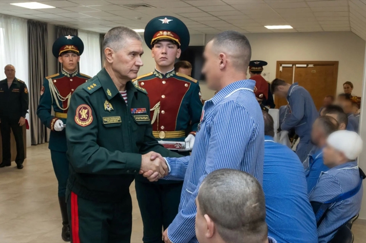 Заместитель директора Росгвардии вручил ордена Мужества и медали «За отвагу» росгвардейцам-участникам СВО, находящимся на излечении в Главном госпитале ведомства 