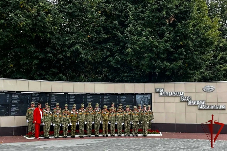 Кадеты профильного класса Росгвардии школы № 19 г. Йошкар-Олы открыли новый учебный год уроками мужества