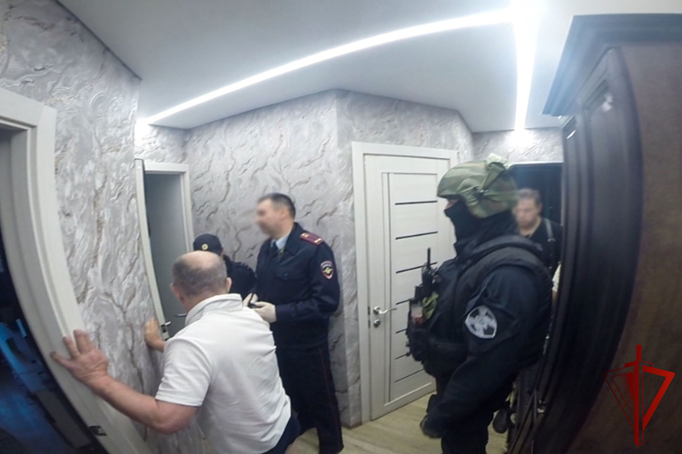 В Марий Эл при силовой поддержке СОБР «Берсерк» Росгвардии задержан гражданин за аферы с хищением выплат, полагающихся бойцам СВО (видео)