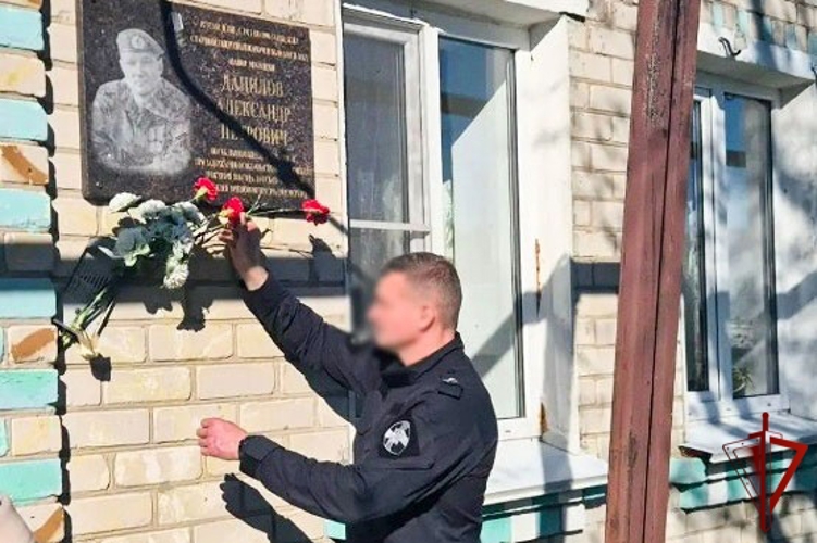 В Марий Эл сотрудники СОБР «Берсерк» Росгвардии почтили память погибшего сослуживца на Спартакиаде допризывной молодёжи