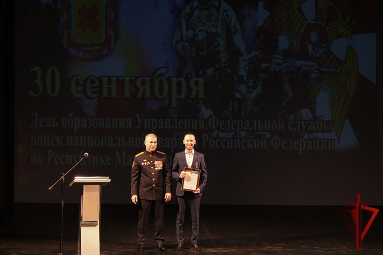 В Йошкар-Оле состоялось торжественное мероприятие, посвящённое 10-летию Управления Росгвардии по Республике Марий Эл (видео)